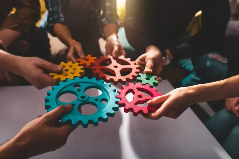 Teamwork,Of,Business,People,Work,Together,And,Combine,Pieces,Of
