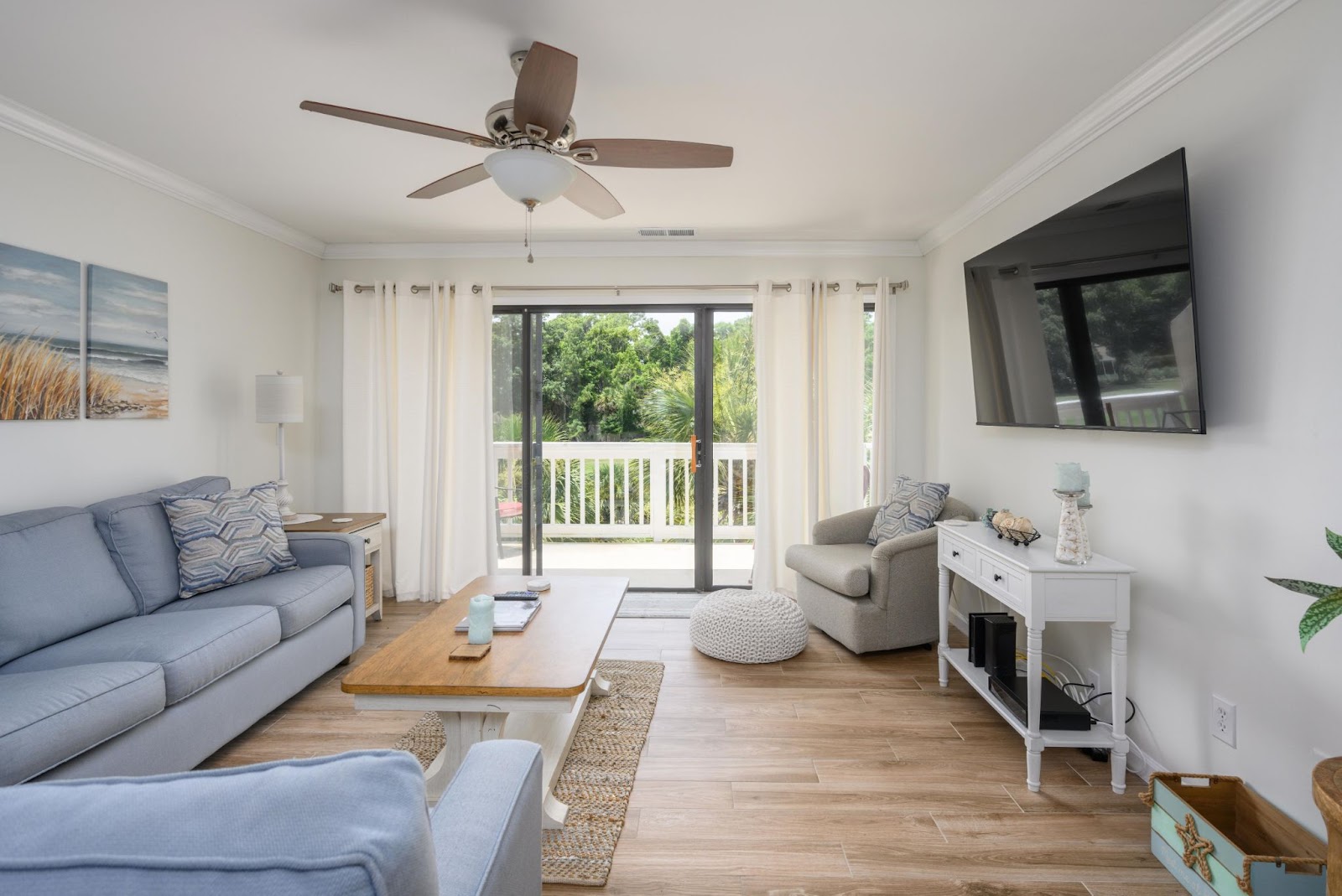 190 Colonnade Club Living Room with Balcony